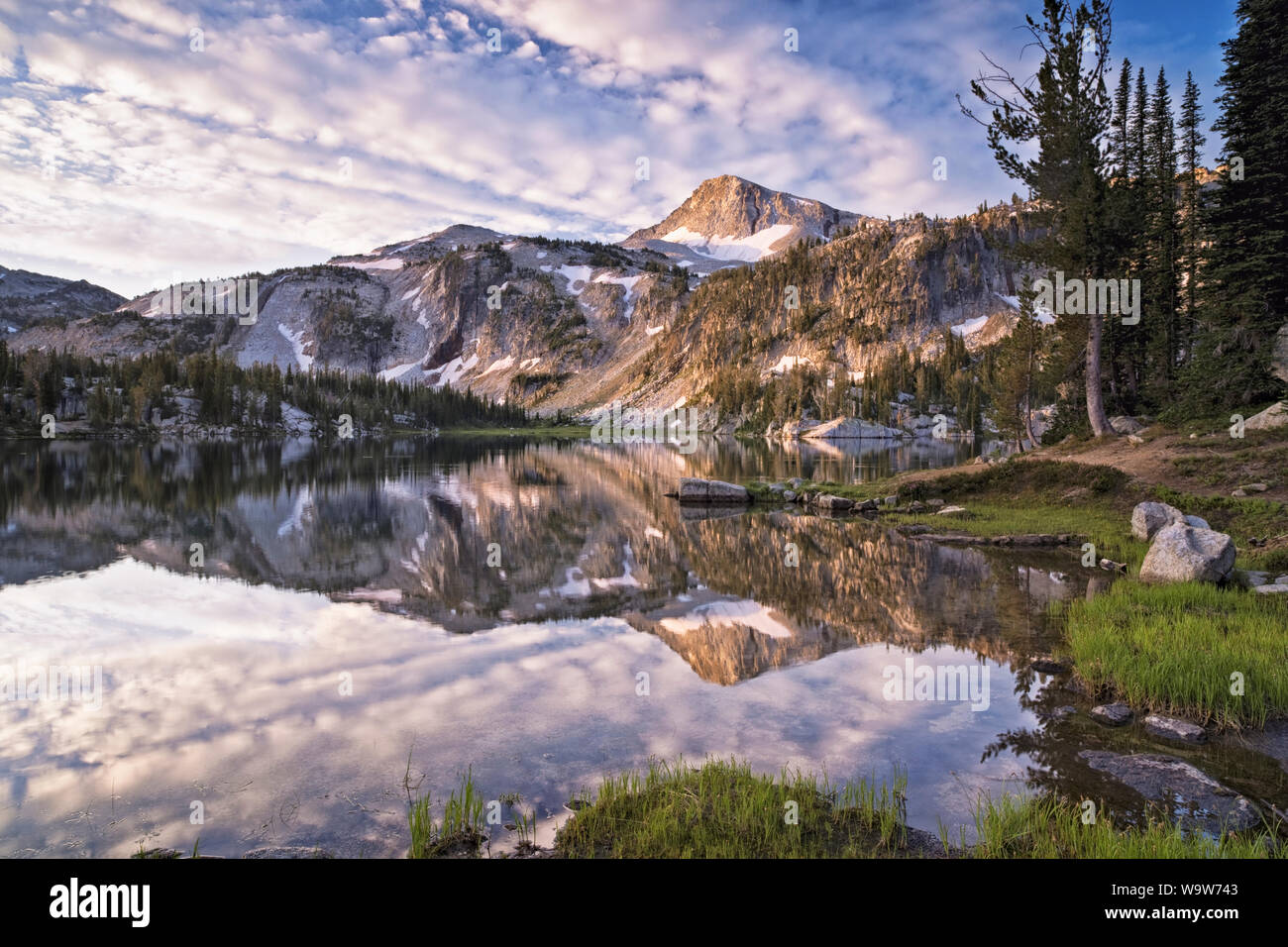 Frühe Licht auf die NE Oregon Eagle Cap reflektiert in Mirror Lake im Eagle Cap Wildnis. Stockfoto