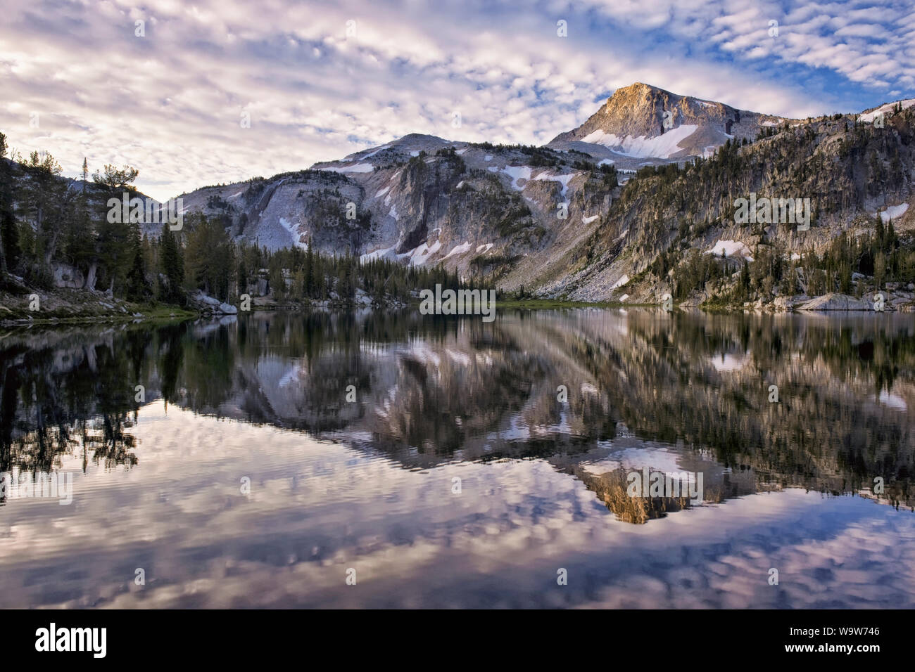 Frühe Licht auf die NE Oregon Eagle Cap reflektiert in Mirror Lake im Eagle Cap Wildnis. Stockfoto