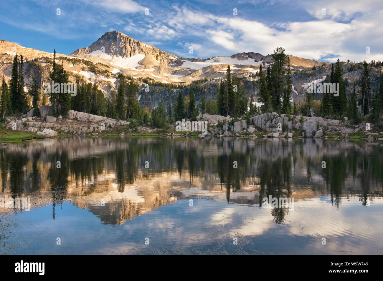 Frühe Licht auf die NE Oregon Eagle Cap reflektiert in Mirror Lake im Eagle Cap Wildnis. Stockfoto