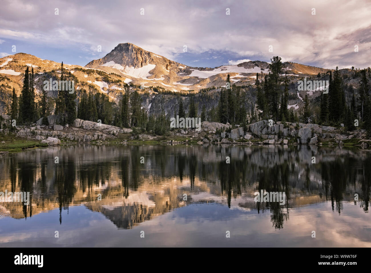 Frühe Licht auf die NE Oregon Eagle Cap reflektiert in Mirror Lake im Eagle Cap Wildnis. Stockfoto