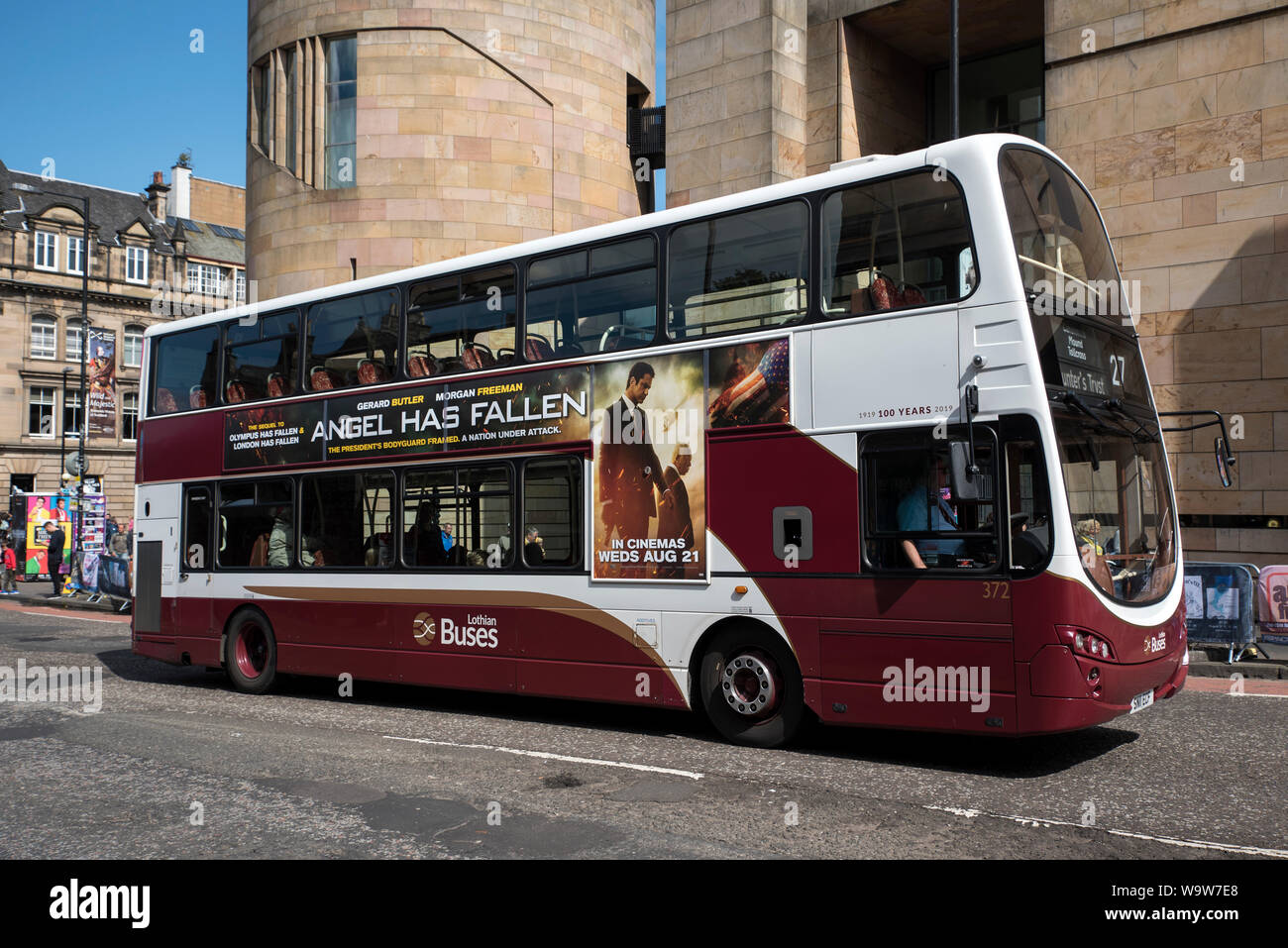 Eine Lothian Bus außerhalb des National Museum of Scotland, Edinburgh, Schottland, Großbritannien. Stockfoto