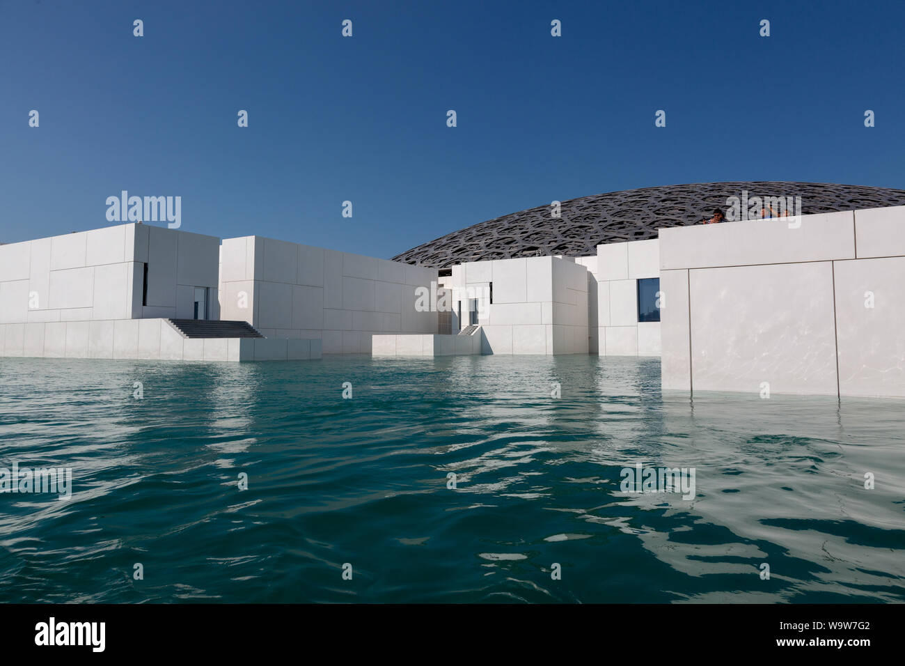 Außenansicht des Louvre Abu Dhabi. Architekt: Jean Nouvel - - - Der Louvre Abu Dhabi ist eine Kunst und Zivilisation Museum, in Abu Dhabi, VAE entfernt. Stockfoto