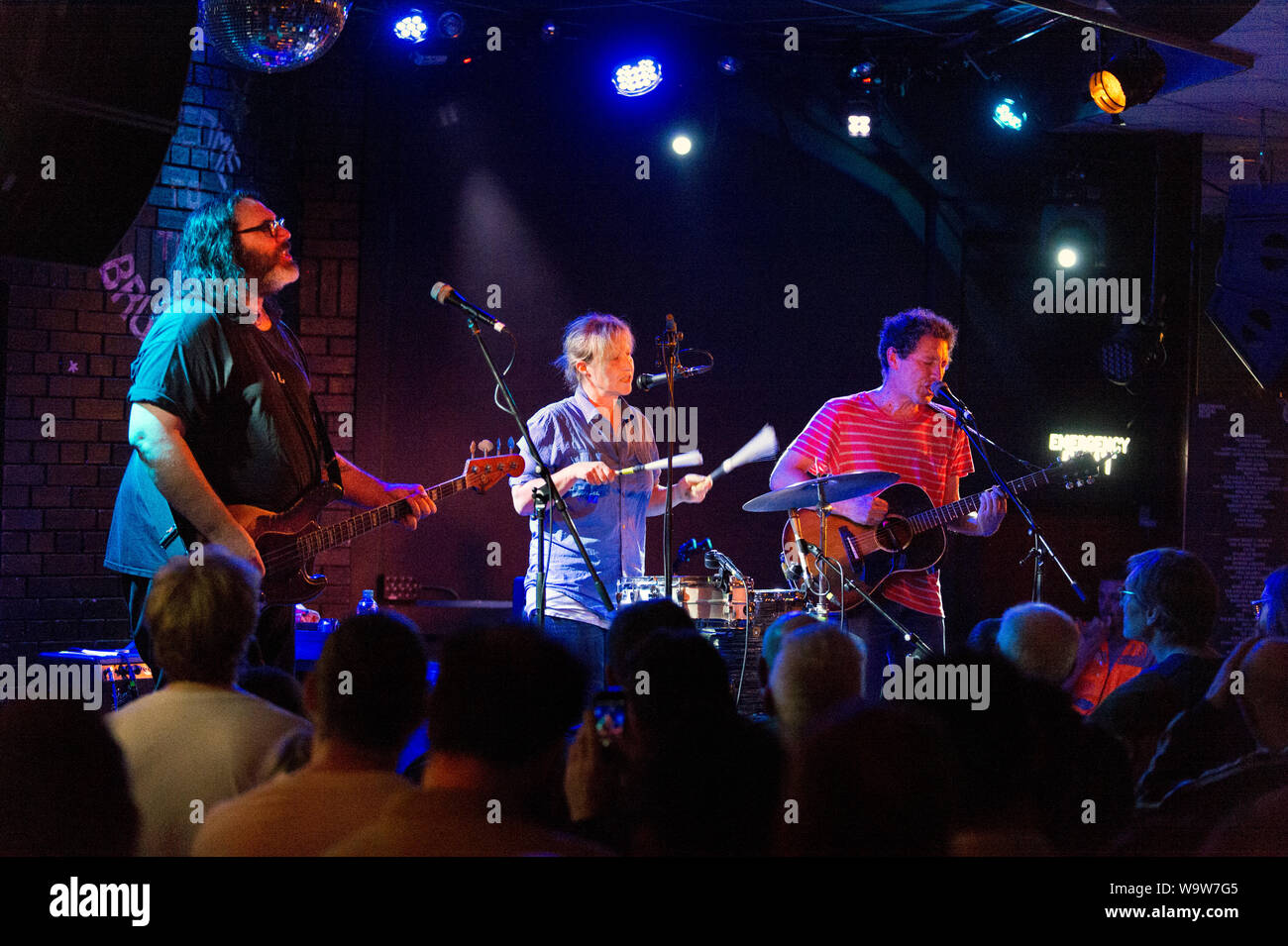 American Rock Band Yo La Tengo im Konzert an der Brudenell Social Club, Leeds. Links - rechts James McNew, Georgia Hubley und Ira Kaplan. Stockfoto