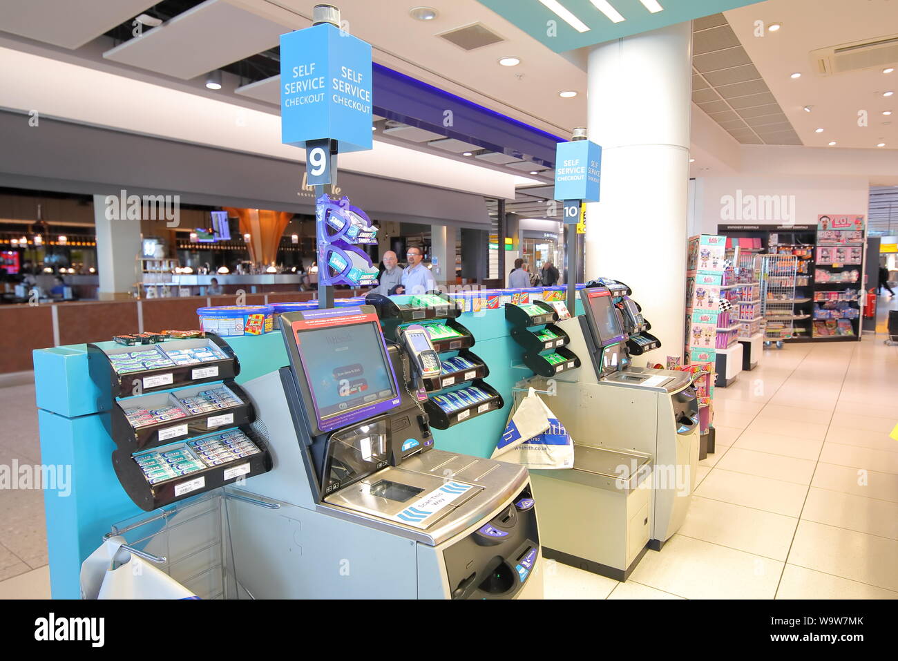 Selbst bei WH Smith Flughafen Heathrow London UK Stockfoto