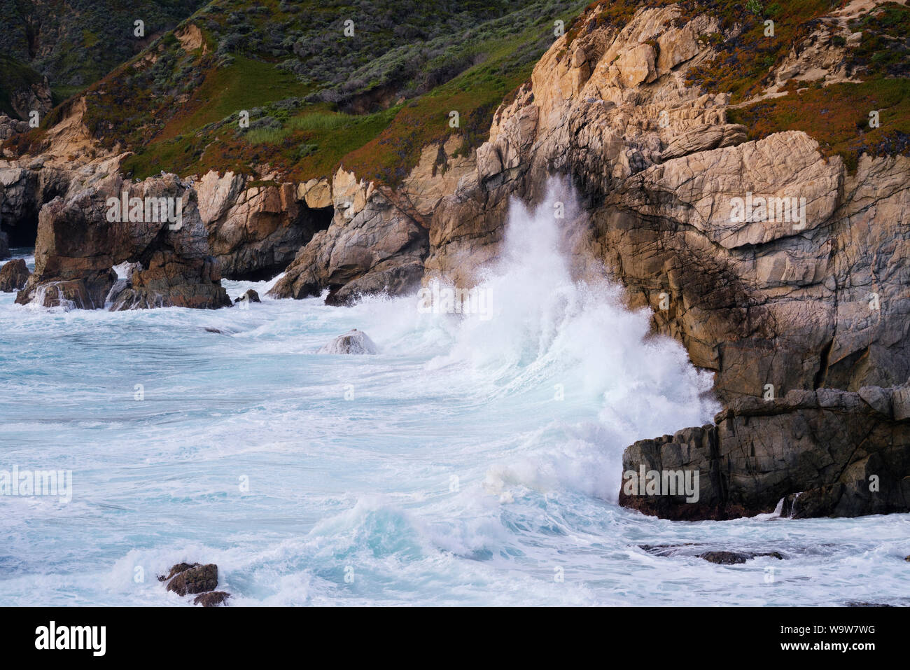 Letztes Licht auf Wellen gegen das Meer Stacks und Küstenlinie an Garrapata State Park entlang der kalifornischen Monterey Küste. Stockfoto