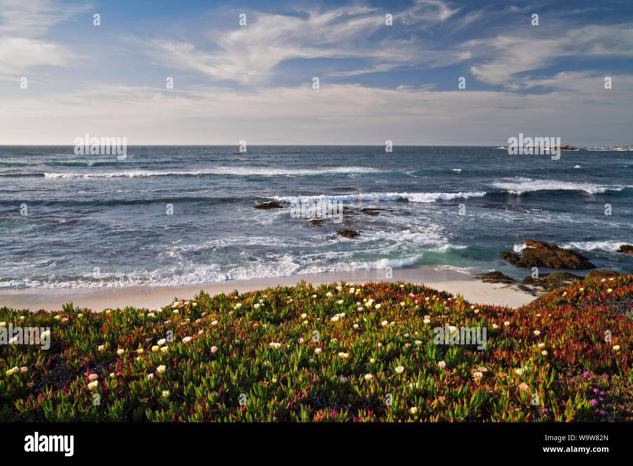 Letztes Licht auf Wellen gegen das Meer Stacks und Küstenlinie an Garrapata State Park entlang der kalifornischen Monterey Küste. Stockfoto