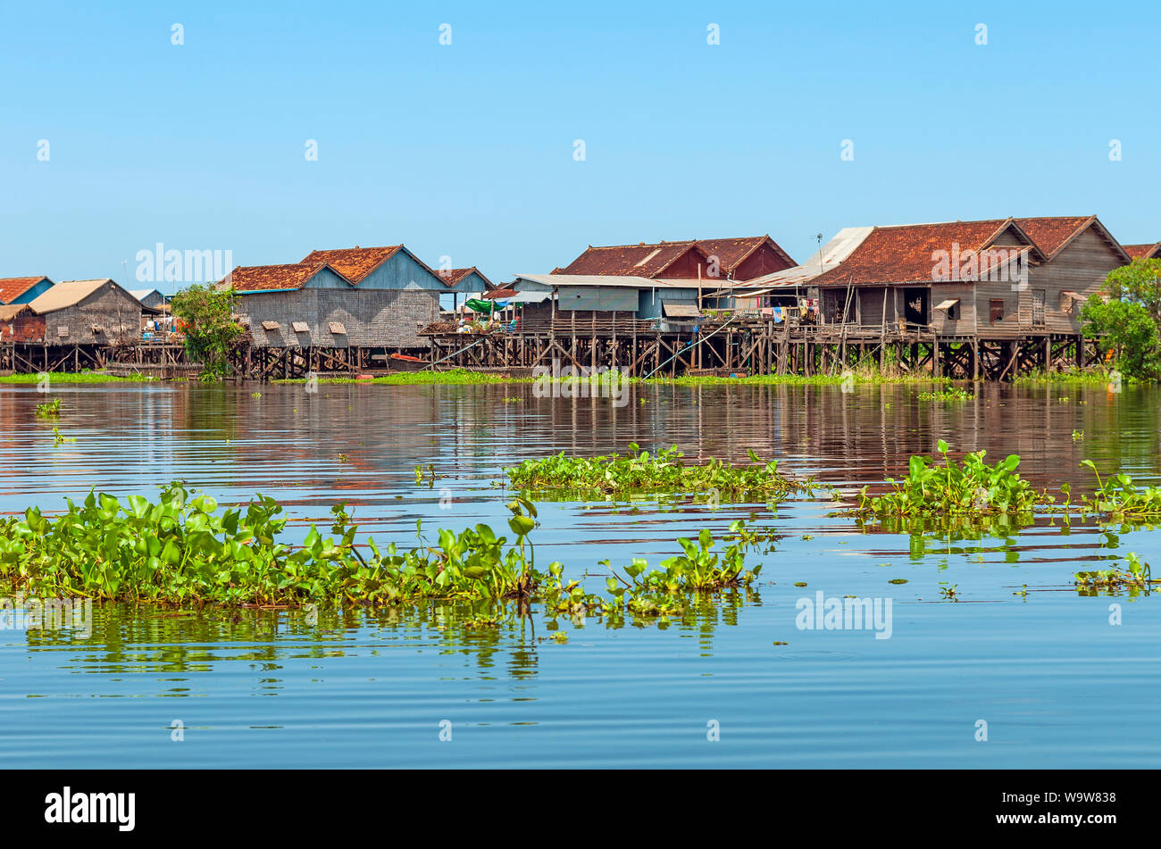 Die bunte Stelzenhäuser in der schwimmenden Dorf von Kompong Khleang vom Tonle Sap See, Siem Reap, Angkor, Kambodscha. Stockfoto