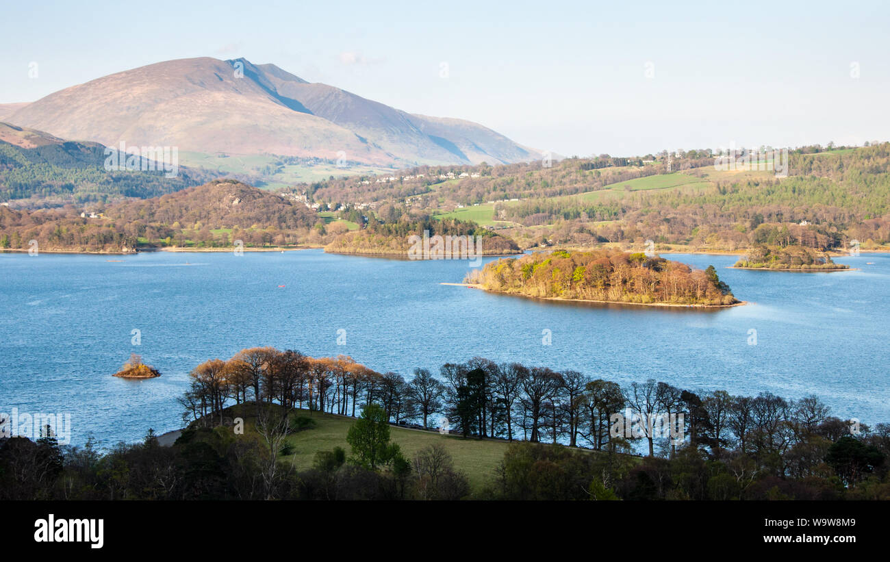 Frühling Nachmittag Sonne leuchtet Blencathra Berg und Derwent Water in England Lake District. Stockfoto