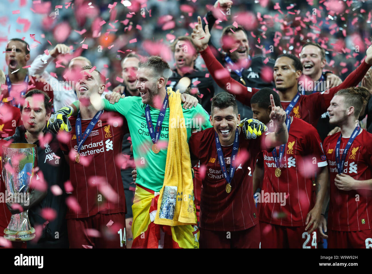 Liverpool Mannschaft halten die Trophäe als Sie feiern den Gewinn der 2019 UEFA Super Cup nach dem Sieg gegen Chelsea 5-4 auf Sanktionen bei Vodafone Park. (Final Score: Liverpool 5 - 4 Chelsea) Stockfoto