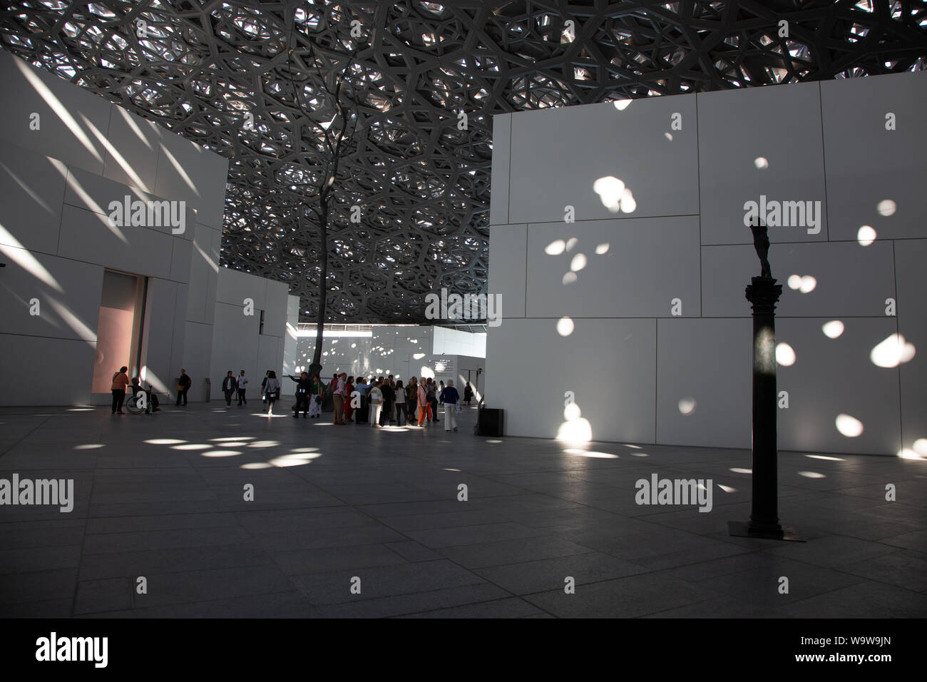 Besucher im Louvre Abu Dhabi - - - Der Louvre Abu Dhabi ist eine Kunst und Zivilisation Museum in Abu Dhabi, Vereinigte Arabische Emirate. Stockfoto