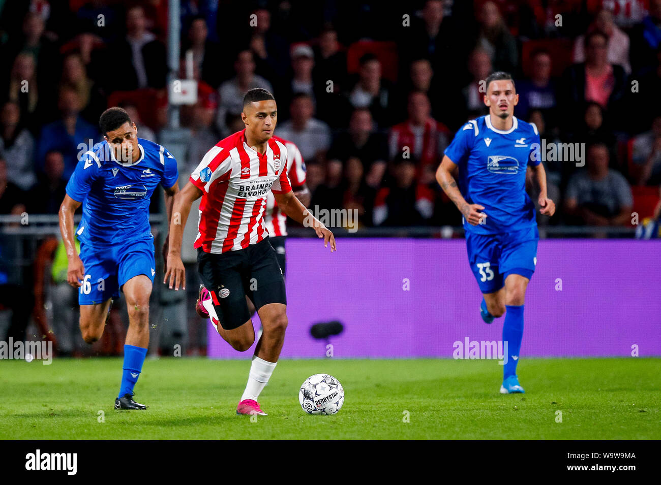 EINDHOVEN, PSV-FK Haugesund, 15-08-2019, Fußball, Saison 2019-2020, Qualifikation für die Europa League, Philips Stadion, PSV Spieler Mohamed Ihattaren (M), FK Haugesund Bruno Miguel Santos Leite (L), FK Haugesund player Kristoffer Velde (R) Credit: Pro Schüsse/Alamy leben Nachrichten Stockfoto