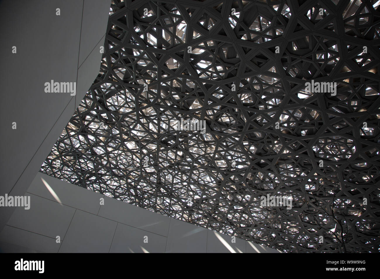 Das Dach im Louvre Abu Dhabi ist der 7850 Sterne. - - - Der Louvre Abu Dhabi ist eine Kunst und Zivilisation Museum, in Abu Dhabi, VAE entfernt. Stockfoto