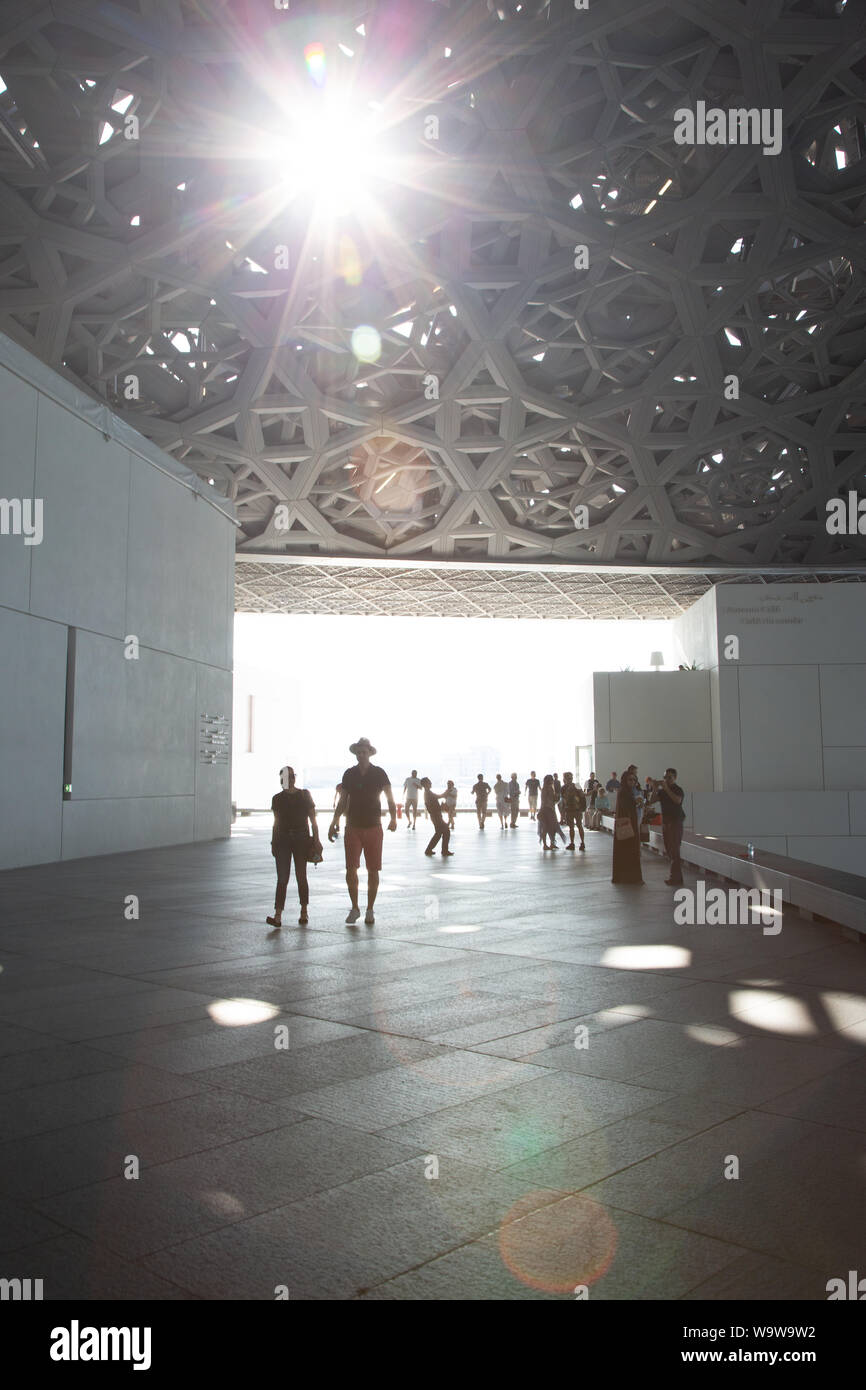 Besucher im Louvre Abu Dhabi - - - Der Louvre Abu Dhabi ist eine Kunst und Zivilisation Museum in Abu Dhabi, Vereinigte Arabische Emirate. Stockfoto