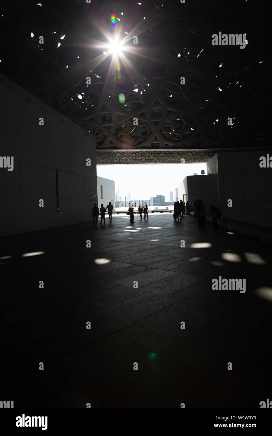 Besucher im Louvre Abu Dhabi - - - Der Louvre Abu Dhabi ist eine Kunst und Zivilisation Museum in Abu Dhabi, Vereinigte Arabische Emirate. Stockfoto