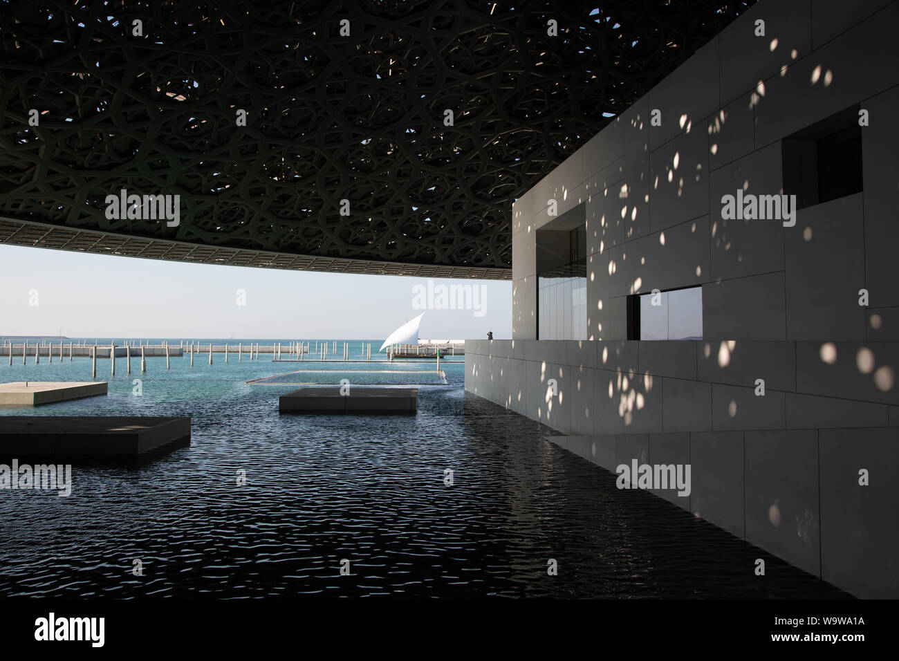 Blick von Innen im Louvre Abu Dhabi. - - - Der Louvre Abu Dhabi ist eine Kunst und Zivilisation Museum in Abu Dhabi, Vereinigte Arabische Emirate. Stockfoto