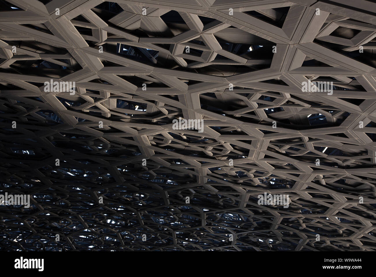 Das Dach im Louvre Abu Dhabi ist der 7850 Sterne. - - - Der Louvre Abu Dhabi ist eine Kunst und Zivilisation Museum, in Abu Dhabi, VAE entfernt. Stockfoto