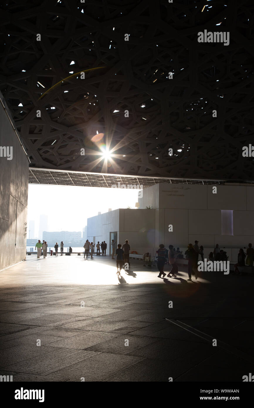 Scheint die Sonne durch ein Loch in das Dach im Louvre Abu Dhabi, Vereinigte Arabische Emirate. Stockfoto