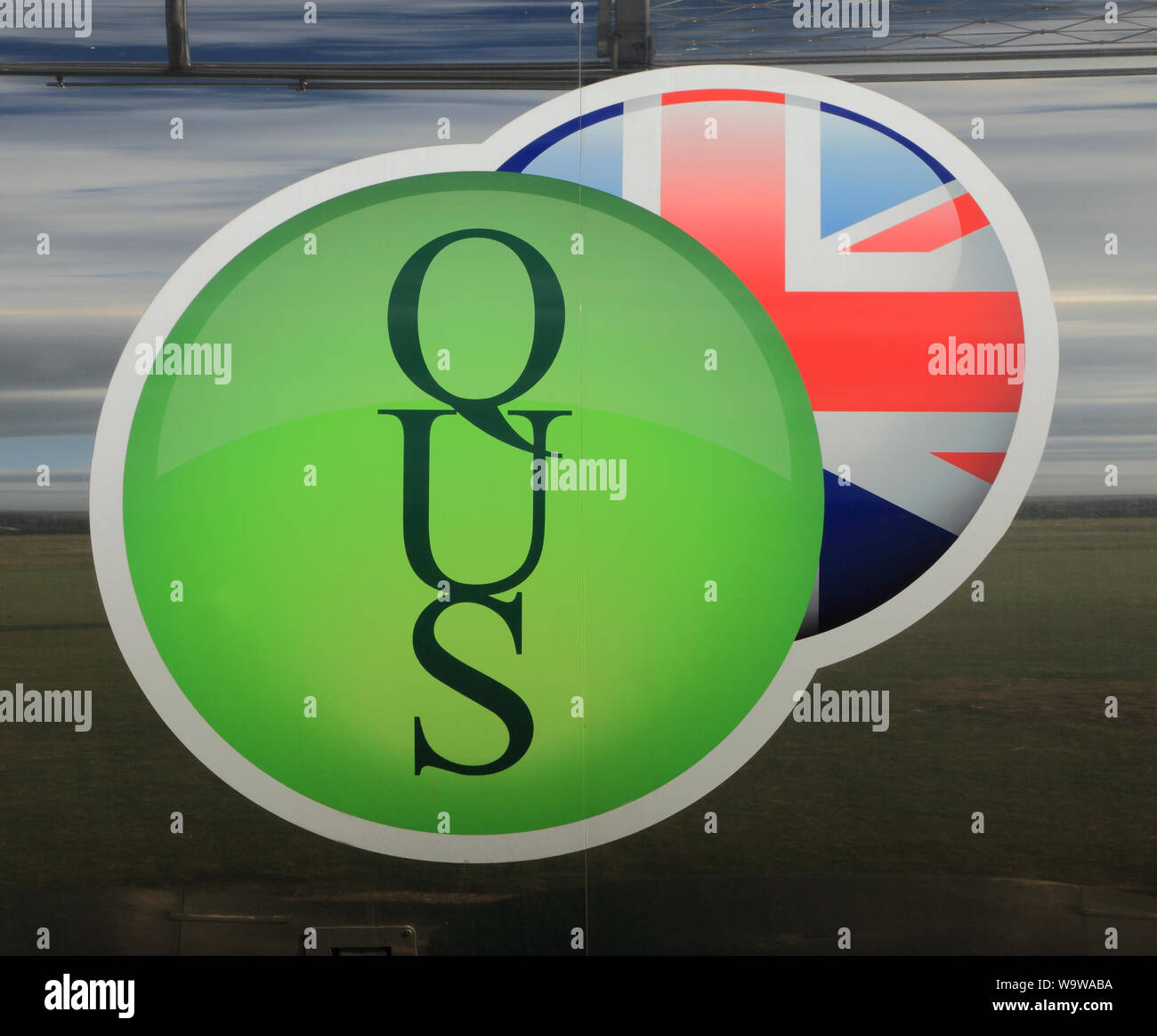 Der QUS, Logos, Zeichen, AdBlue Tankwagen, England, Großbritannien Stockfoto