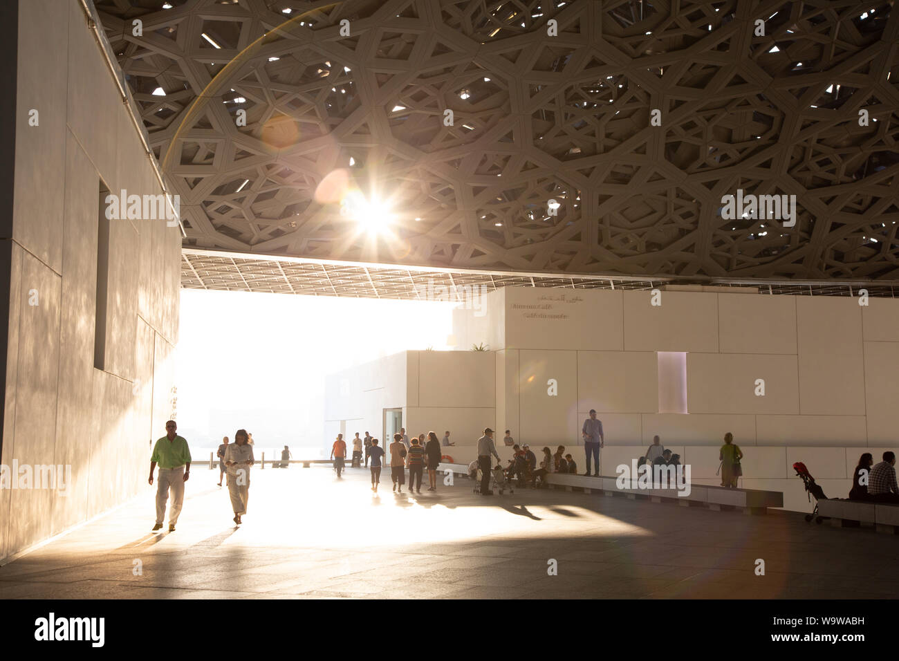 Die Sonne in den Hof des Louvre Abu Dhabi, Vereinigte Arabische Emirate scheint. Stockfoto