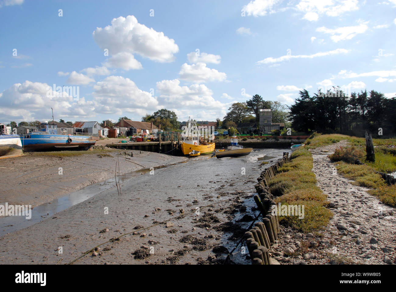 Schiffe gestrandet von Kai at Brancaster Staithe, an der nördlichen Küste von Norfolk, bei Ebbe Stockfoto