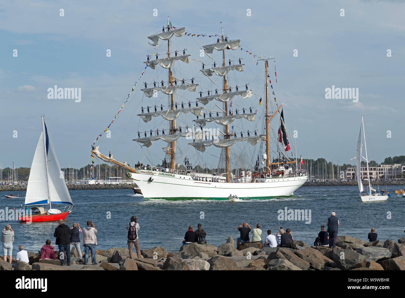 Mexikanische Rinde Cuauhtemoc verlassen Hanse-Sail mit Segler stehen auf den Masten, Warnemünde, Rostock, Mecklenburg-Vorpommern, Deutschland Stockfoto