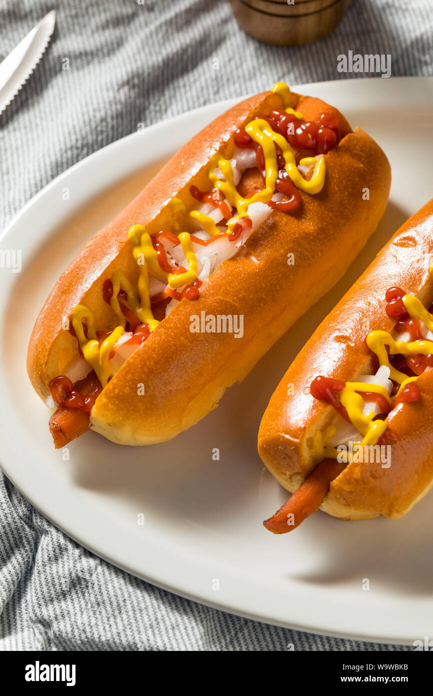 Hausgemachte Vegan Karotte Hot Dogs mit Zwiebeln und Senf. Stockfoto
