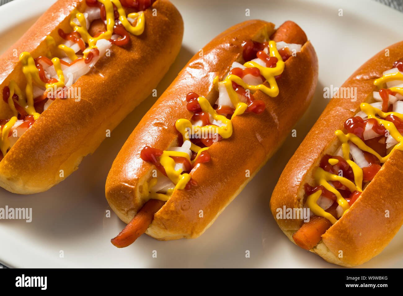 Hausgemachte Vegan Karotte Hot Dogs mit Zwiebeln und Senf. Stockfoto