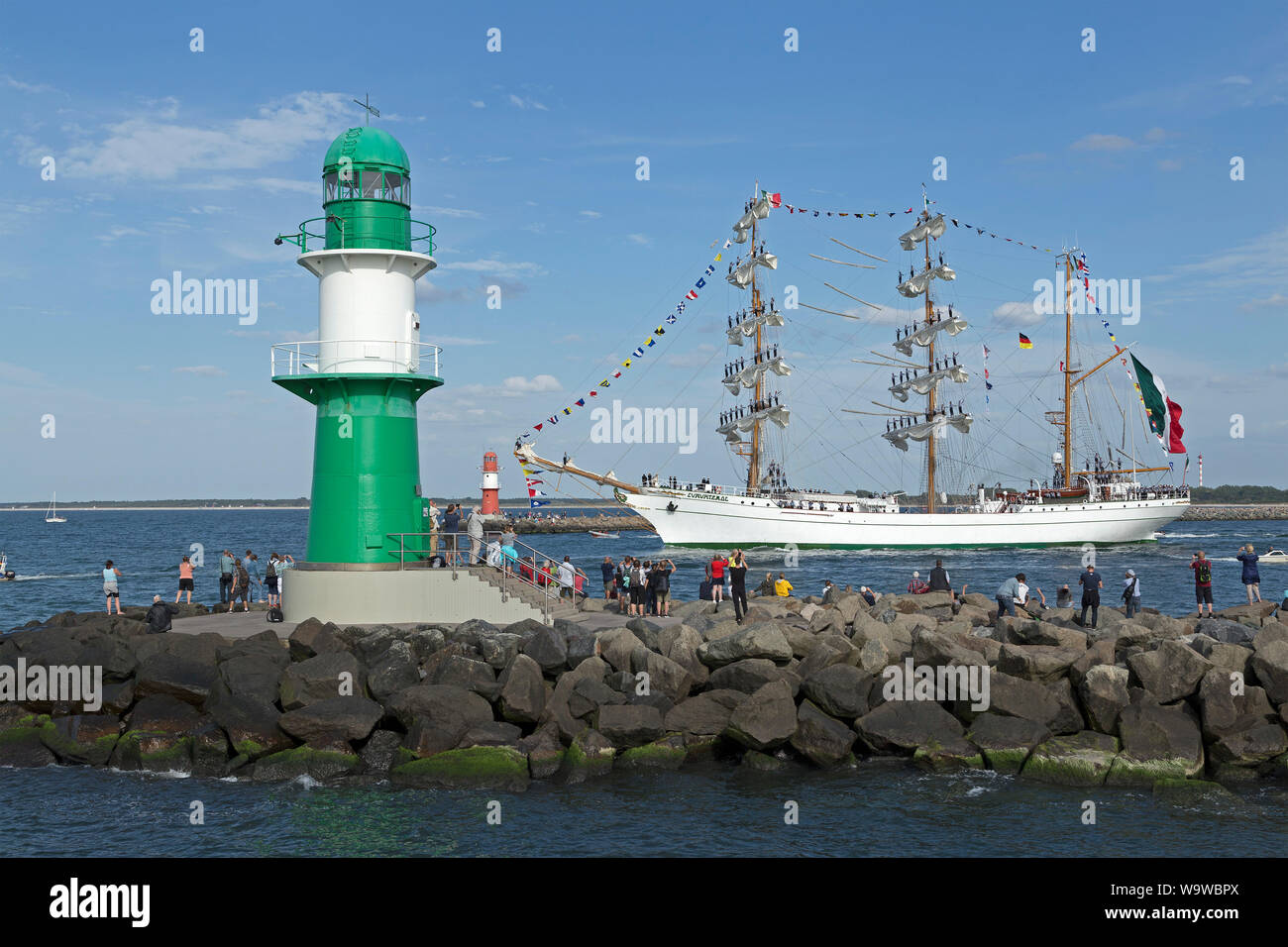 Mexikanische Rinde Cuauhtemoc verlassen Hanse-Sail mit Segler stehen auf den Masten, Warnemünde, Rostock, Mecklenburg-Vorpommern, Deutschland Stockfoto