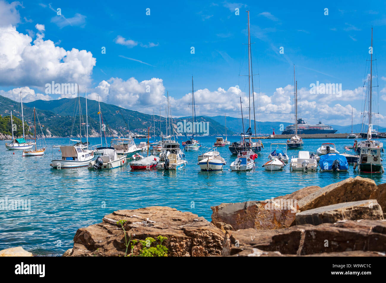 Santa Margherita Ligure, Italien, 14. September 2013: Boote im Hafen von Santa Margherita Ligure an einem sonnigen Tag günstig, Italien Stockfoto