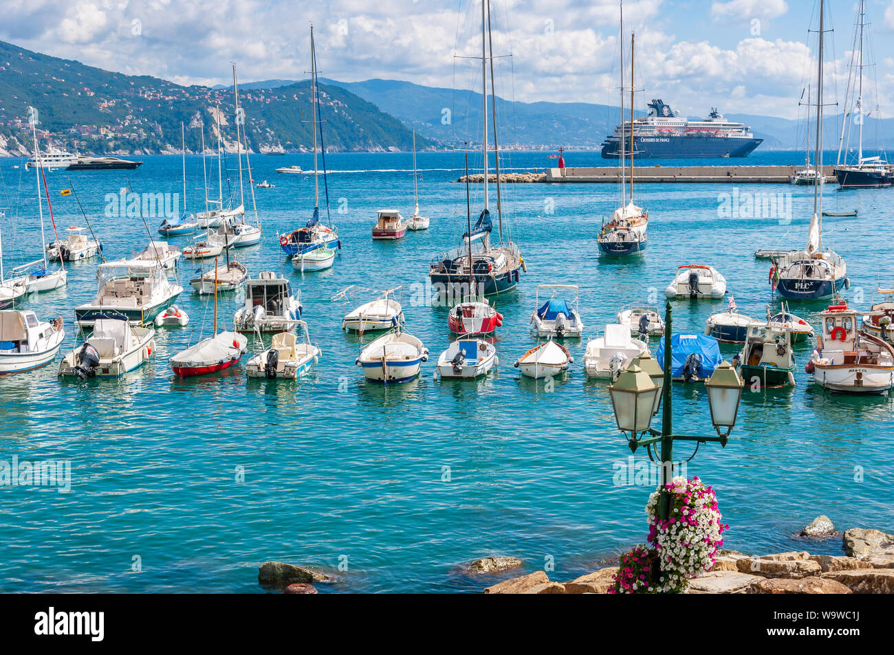 Santa Margherita Ligure, Italien, 14. September 2013: Boote im Hafen von Santa Margherita Ligure an einem sonnigen Tag günstig, Italien Stockfoto