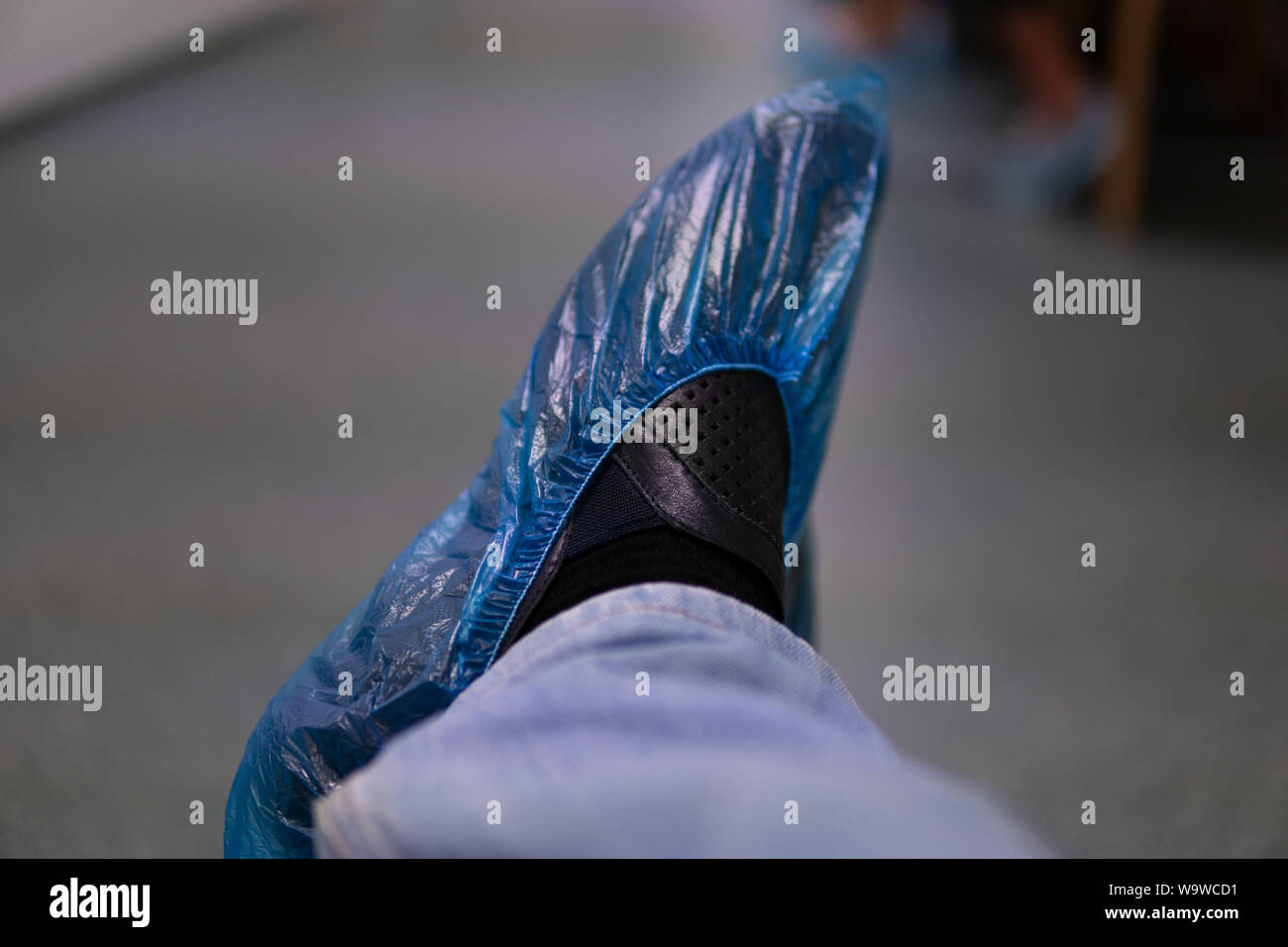 2 medizinische Überschuhe Blau Blau Polyethylen komfortable Nicht promokaemye Qualität Stockfoto