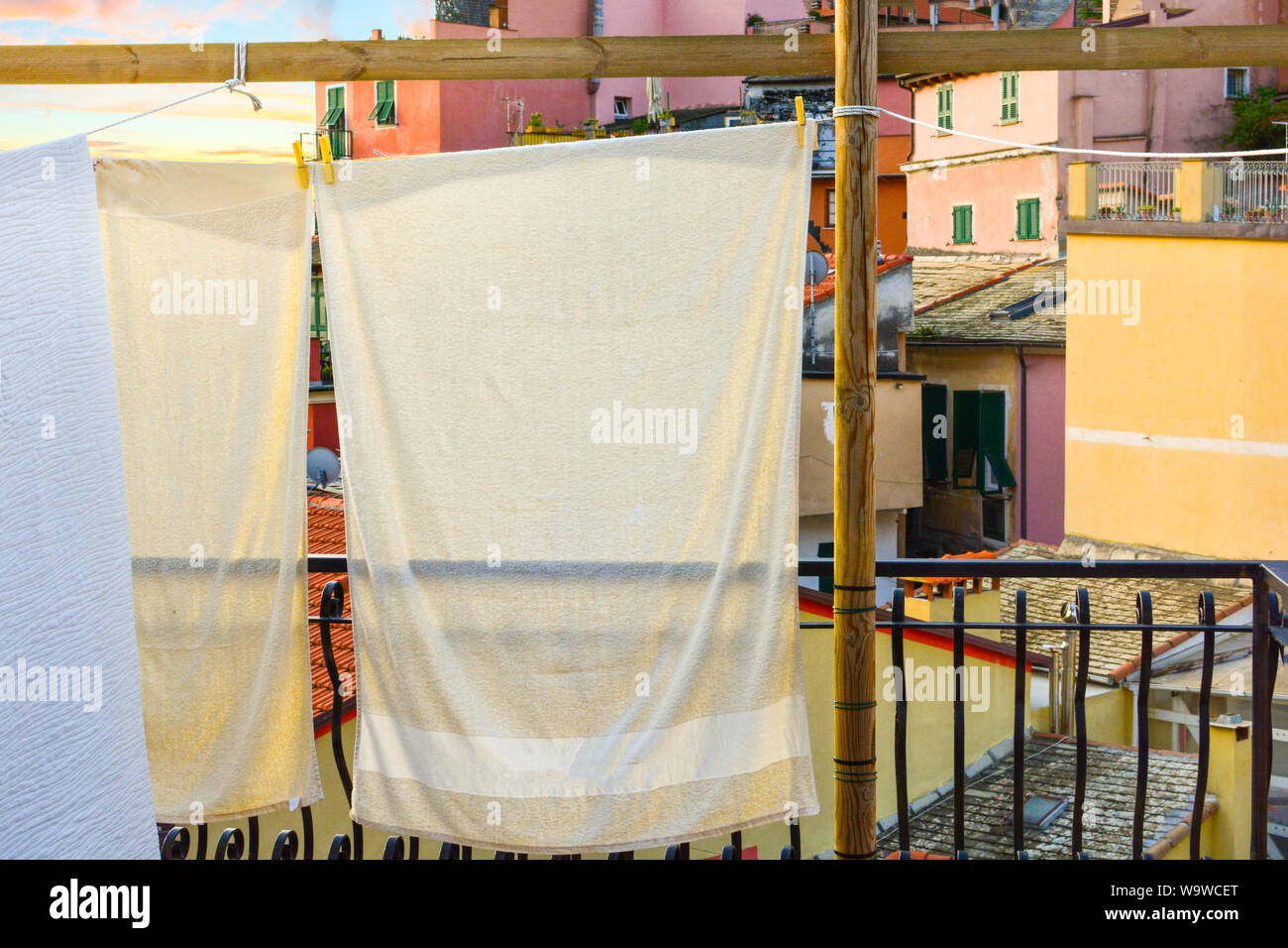 Eine Momentaufnahme des italienischen Lebens als saubere Handtücher und Wäsche trocknen in der Sonne im Dorf von Monterosso al Mare, Italien. Stockfoto