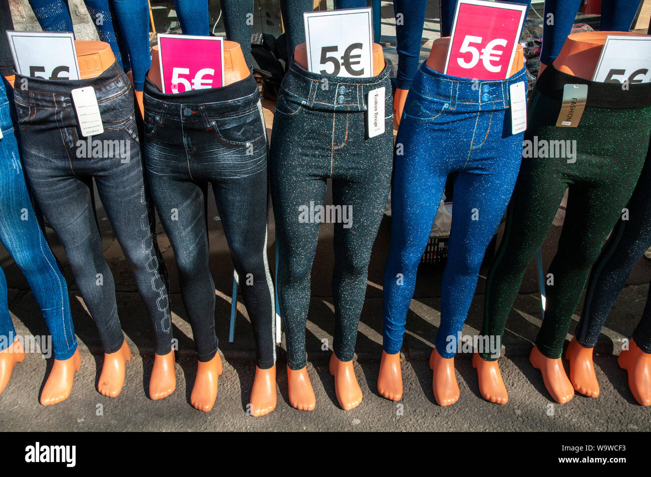 Verschiedene Arten von Jeans auf schaufensterpuppen ausgestattet, die auf der Straße Markt in Dieppe, Frankreich, eine sehr feine Samstag Frühling Morgen. Stockfoto