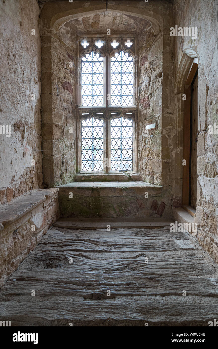 Bleiglasfenster an Cleeve Abbey im Washford, Somerset, eine Zisterzienserabtei im späten 12. Jahrhundert gegründet und im Jahr 1536 geschlossen während der Auflösung von Stockfoto