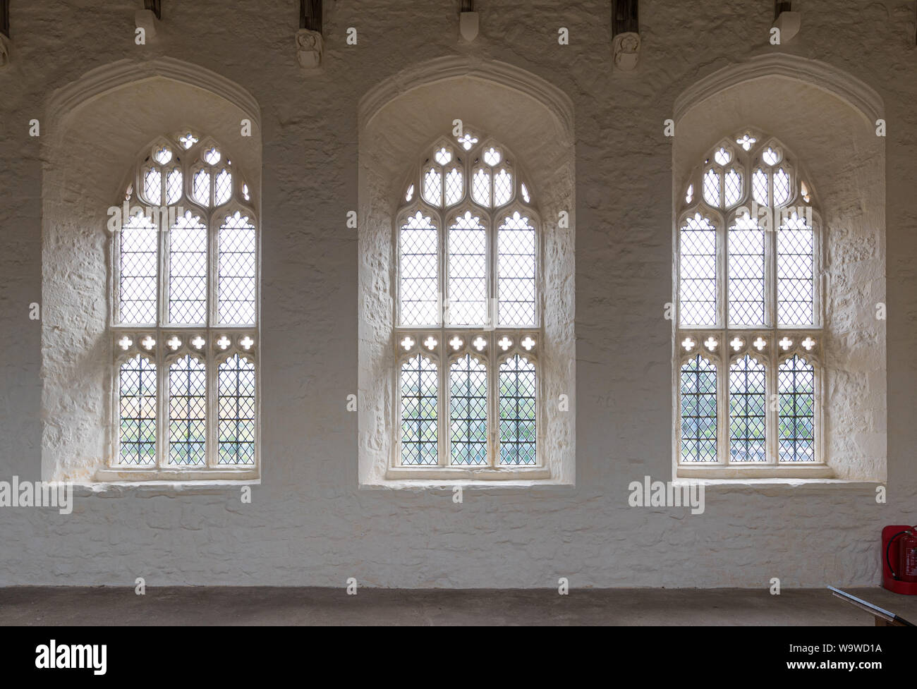 Refektorium windows an Cleeve Abbey im Washford, Somerset, eine Zisterzienserabtei im späten 12. Jahrhundert gegründet und im Jahr 1536 geschlossen während der Auflösung Stockfoto