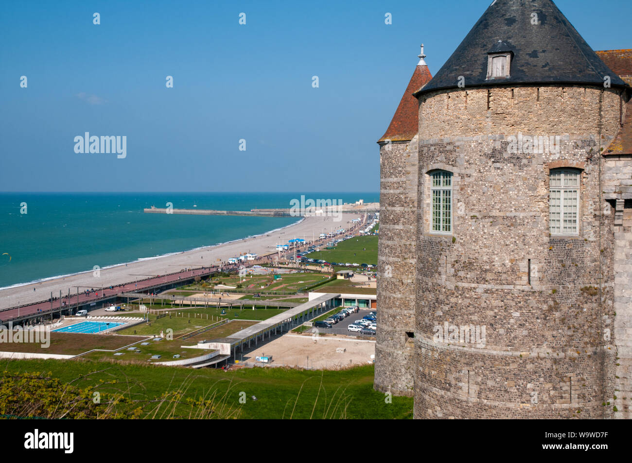 Blick über Dieppe Küste mit Teil von Dieppe Schloss, das heute ein Museum ist, im Vordergrund. Stockfoto