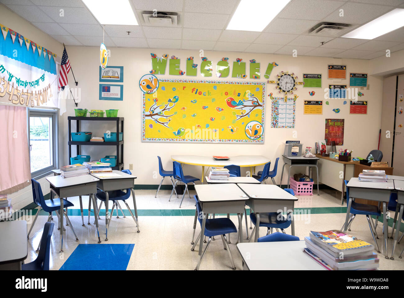 Klassenzimmer in einer privaten christlichen Schule begrüßen Kinder wieder in die Schule zu Beginn des neuen Schuljahres. Stockfoto