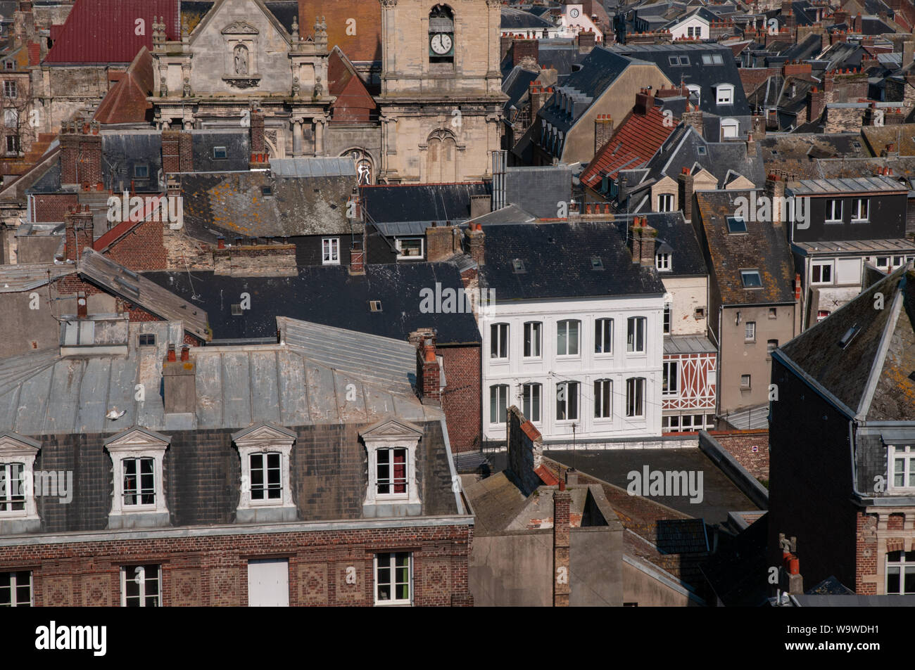 Detailansicht der zentralen Dieppe Dächer mit typischen klassische französische Architektur und Saint-Rémy Kirche im Hintergrund. Stockfoto