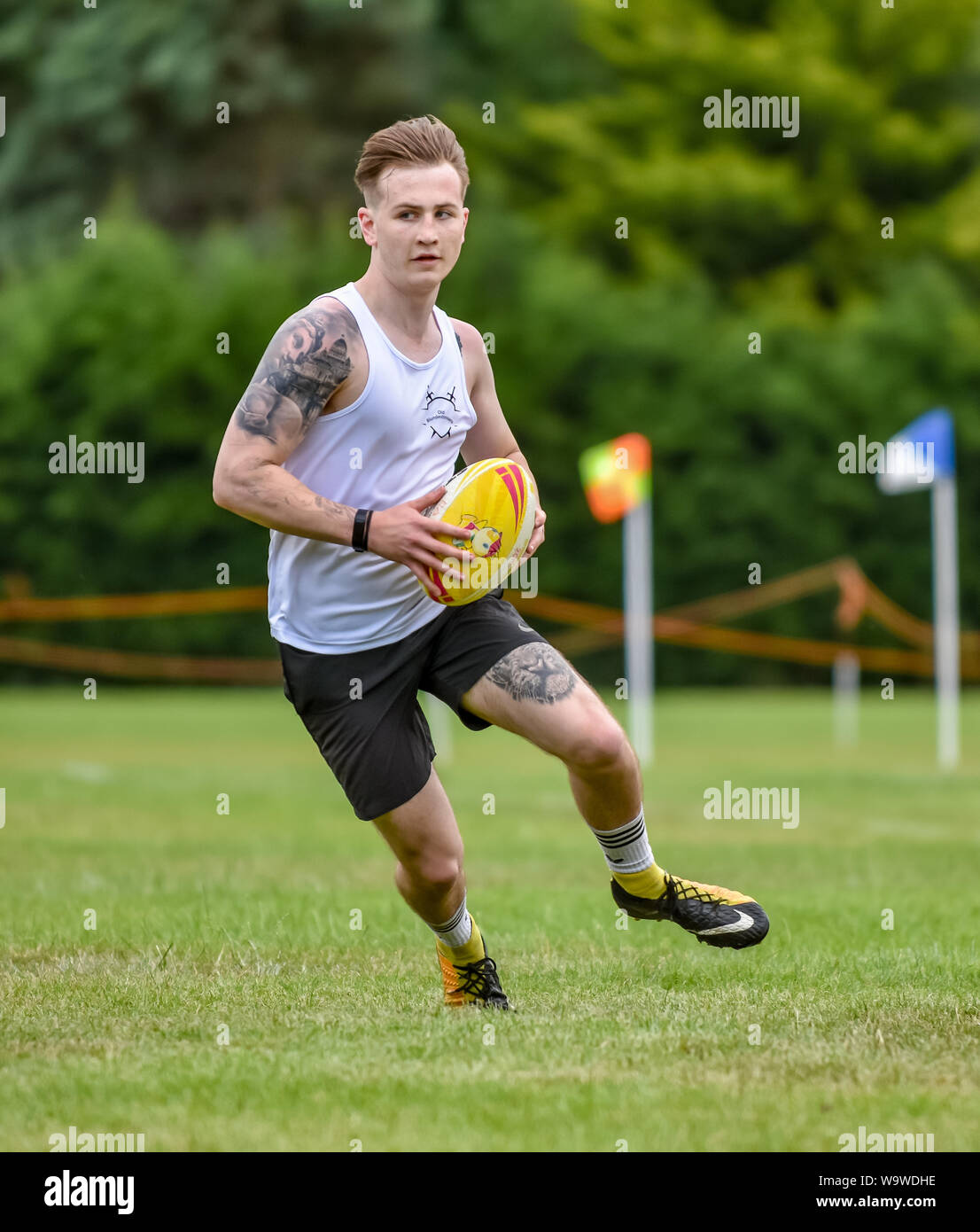 Junger Mann (Alter 20-30) mit Ball in Hand am Bewunderer Touch Rugby Festival in Lowestoft im Juli 2019 Stockfoto