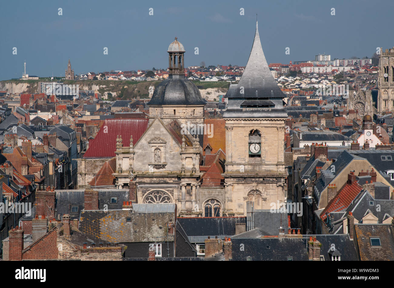 Dachterrasse mit Blick über den zentralen Dieppe mit Saint-Rémy Kirche in der Mitte. Stockfoto