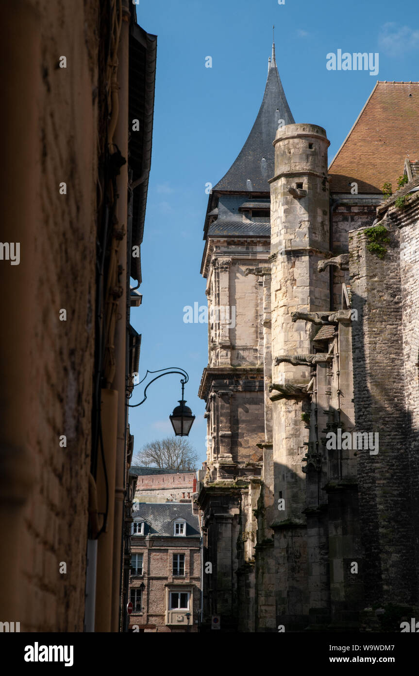 Auf der Suche nach Dieppe schloss in der Rue Thomas Bouchard entlang der süd-östlichen Wand von Saint-Rémy Kirche. Stockfoto