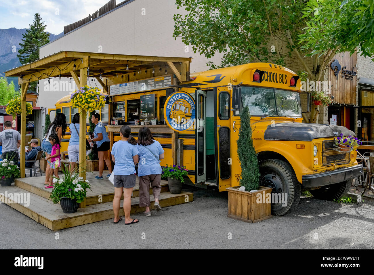 Old School Bus, Eisdiele, Canmore, Alberta, Kanada Stockfoto