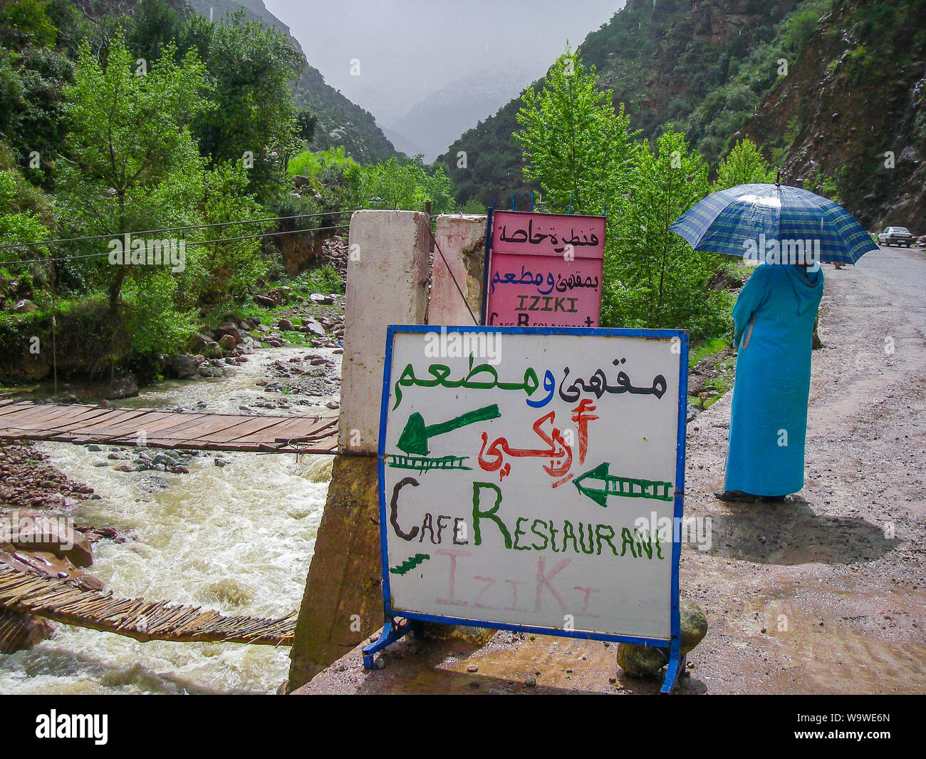 Ourika Valley, Marroco - April 04,2010: Holzbrücke über die Ourika Tal mit einem in ein Restaurant Stockfoto
