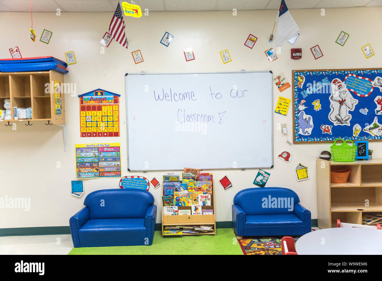Klassenzimmer in einer privaten christlichen Schule begrüßen Kinder wieder in die Schule zu Beginn des neuen Schuljahres. Stockfoto