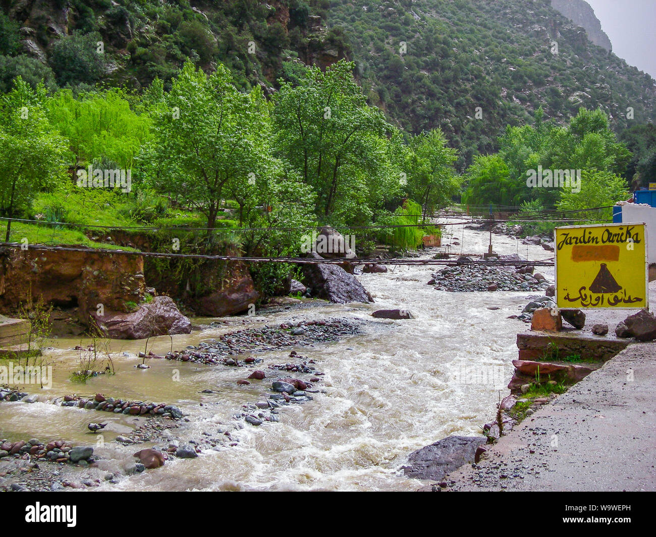Ourika Valley, Marroco - April 04,2010: Holzbrücke über die Ourika Tal mit einem in ein Restaurant Stockfoto