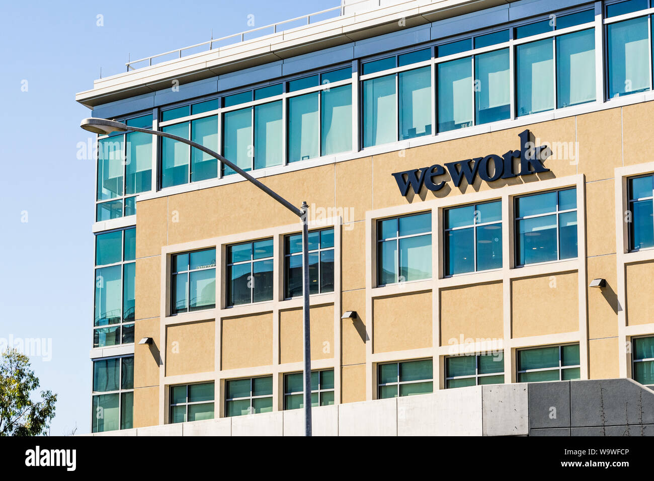 August 14, 2019 San Mateo/CA/USA - WeWork Bürogebäude in Silicon Valley; WeWork ist eine amerikanische Firma, freigegebene Arbeitsbereiche bietet Stockfoto