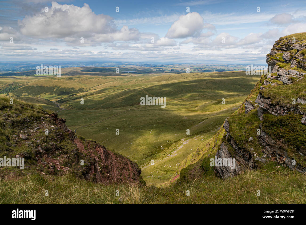 Bergen über den Gletschersee, Llyn Y Ventilator Fach, in Brecon Beacons National Park, Carmarthenshire, Wales Stockfoto