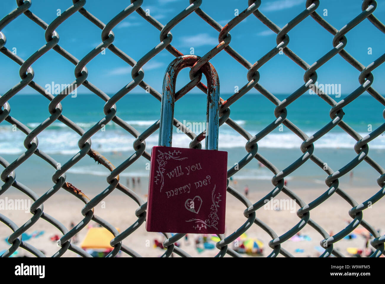 "Willst du mich heiraten?" fahrradschloss auf Zaun in der Nähe des Meeres. Ocean View in San Diego, Kalifornien. Stockfoto