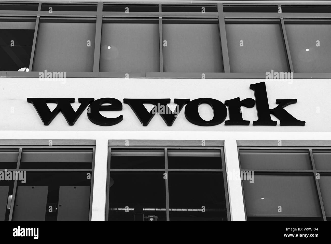 August 14, 2019 San Mateo/CA/USA - Schild an einem WeWork Bürogebäude in Silicon Valley; WeWork ist ein amerikanisches Unternehmen, das Stockfoto