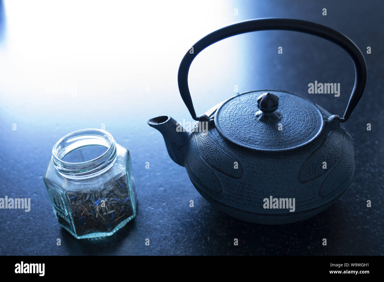 Kaffee und eine gusseiserne Teekanne auf schwarzem Marmor tisch Stockfoto